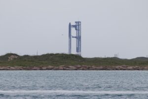 El cohete Starship de SpaceX visto desde el Parque Isla Blanca en South Padre Island, Texas, EE.UU., este lunes. EFE/EPA/MICHAEL GONZALEZ
