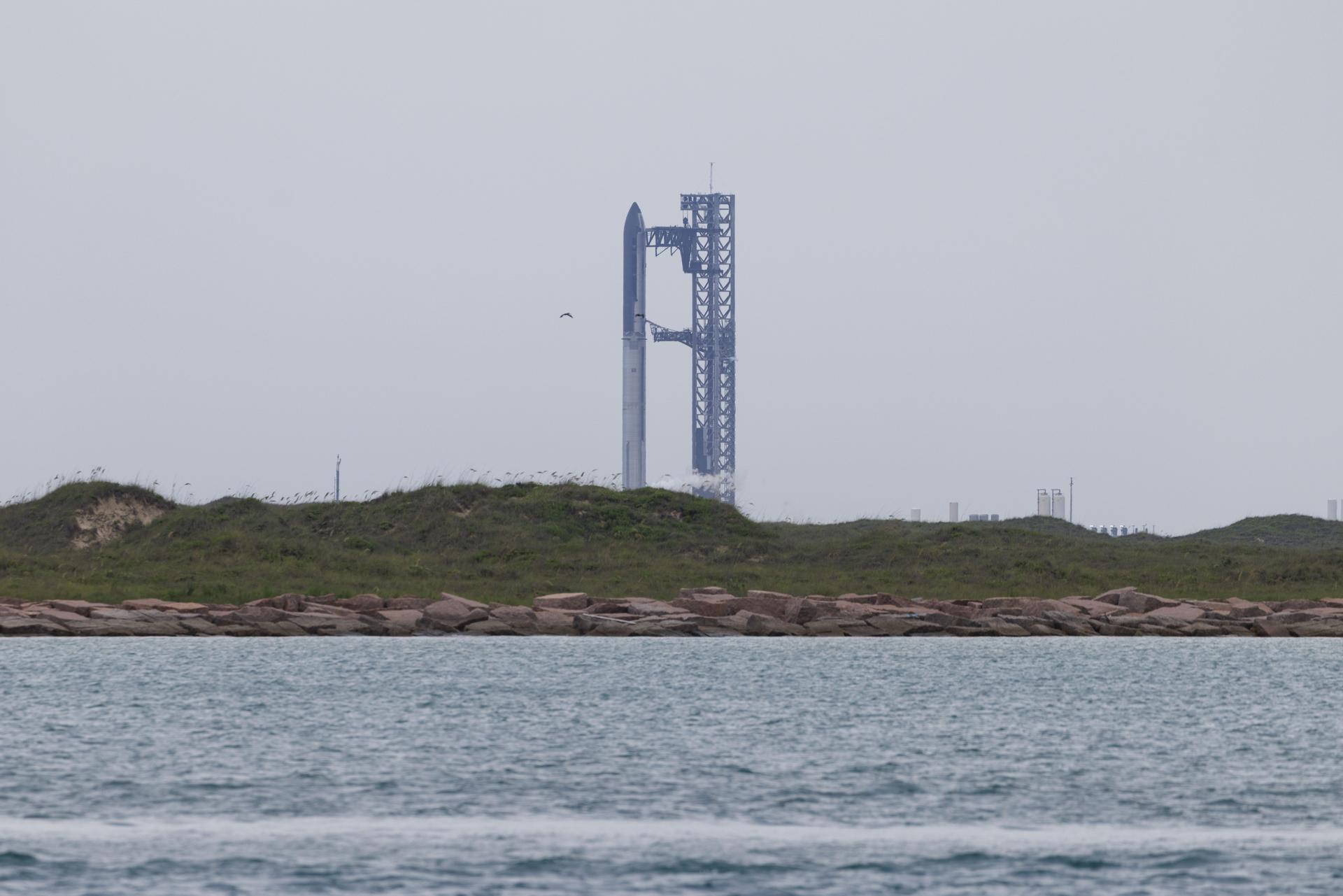 El cohete Starship de SpaceX visto desde el Parque Isla Blanca en South Padre Island, Texas, EE.UU., este lunes. EFE/EPA/MICHAEL GONZALEZ