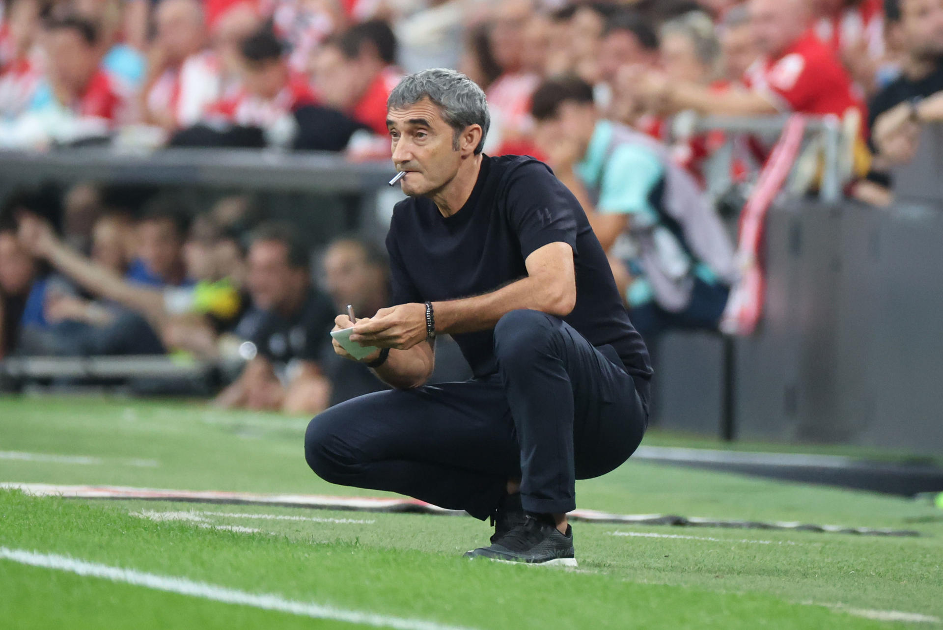 El técnico del Athletic, Ernesto Valverde, durante el encuentro correspondiente a la segunda jornada de LaLiga EA Sports disputado entre el Athletic Bilbao y el Rayo Vallecano en San Mamés, este lunes. EFE/ Luis Tejido
