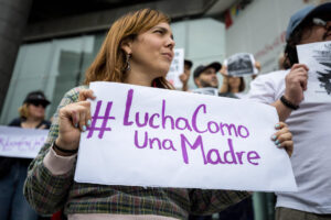 Una persona sostiene un cartel durante una manifestación en Caracas (Venezuela), en una fotografía de archivo. EFE/ MIGUEL GUTIÉRREZ