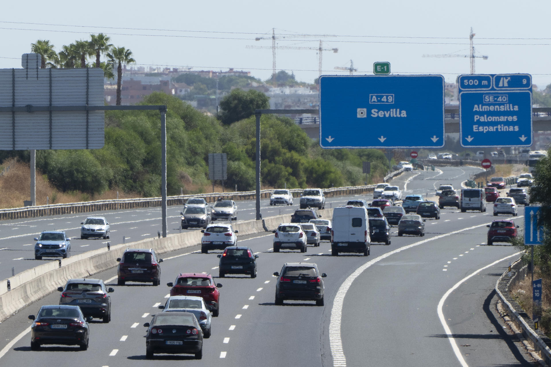 Vista de la A49, acceso desde la capital a las playas del litoral de Huelva. Las carreteras españolas registran este domingo, última jornada de la operación retorno, las primeras retenciones en las entradas a Madrid por la A-3 a la altura de Fuentidueña de Tajo y en las carreteras andaluzas, principalmente de Cádiz y Huelva en dirección a Sevilla. EFE/ David Arjona