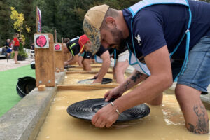 Campeonato Mundial de Bateo de Oro en Navelgas (Asturias), que afronta su recta final este viernes. Desde el pasado domingo cerca de 600 participantes de 24 países han mostrado su destreza a la hora de buscar pepitas del preciado metal.-EFE/ Marcos Francos