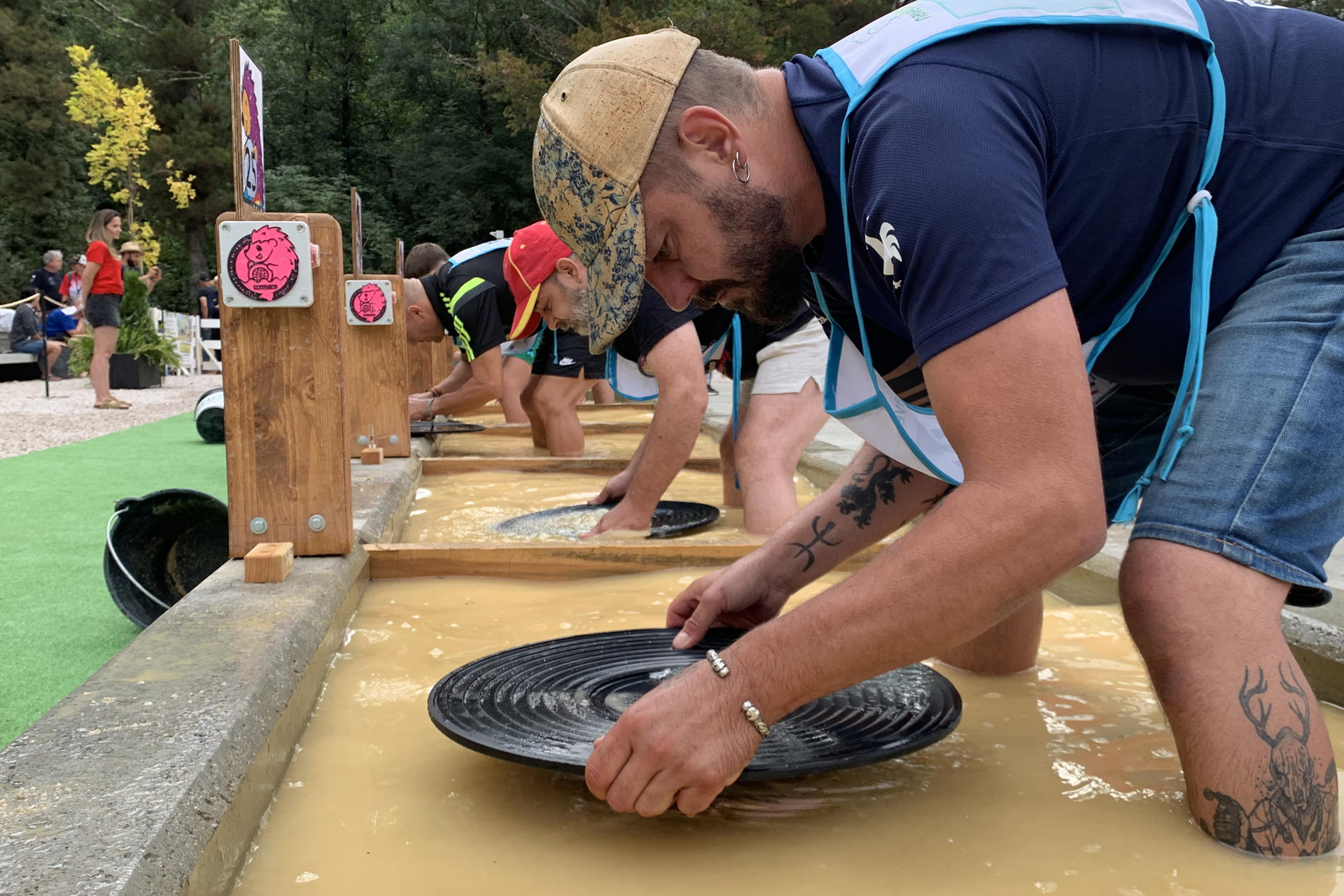 Campeonato Mundial de Bateo de Oro en Navelgas (Asturias), que afronta su recta final este viernes. Desde el pasado domingo cerca de 600 participantes de 24 países han mostrado su destreza a la hora de buscar pepitas del preciado metal.-EFE/ Marcos Francos