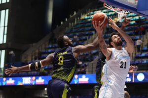 Juan Fernández (d), de Argentina, disputa el balón con Michaell Jackson, de Colombia, en el partido de la FIBA AmeriCup 2025, en Managua (Nicaragua). EFE/STR