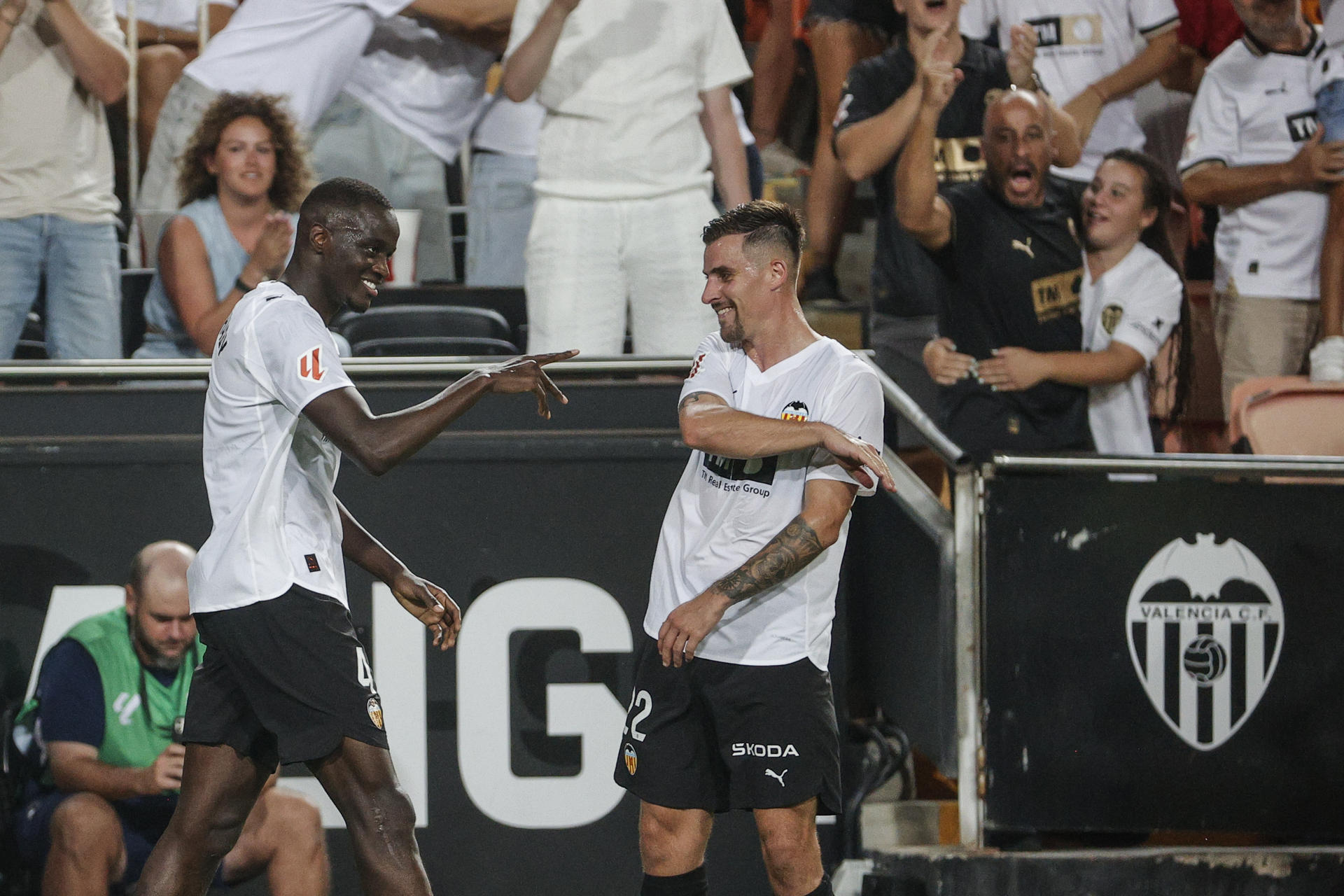 El defensa francés del Valencia CF Mouctar Diakhaby (i) celebra su gol durante el partido de la tercera jornada de LaLiga que Valencia CF y Getafe CF disputan este viernes en el estadio de Mestalla. EFE/Manuel Bruque