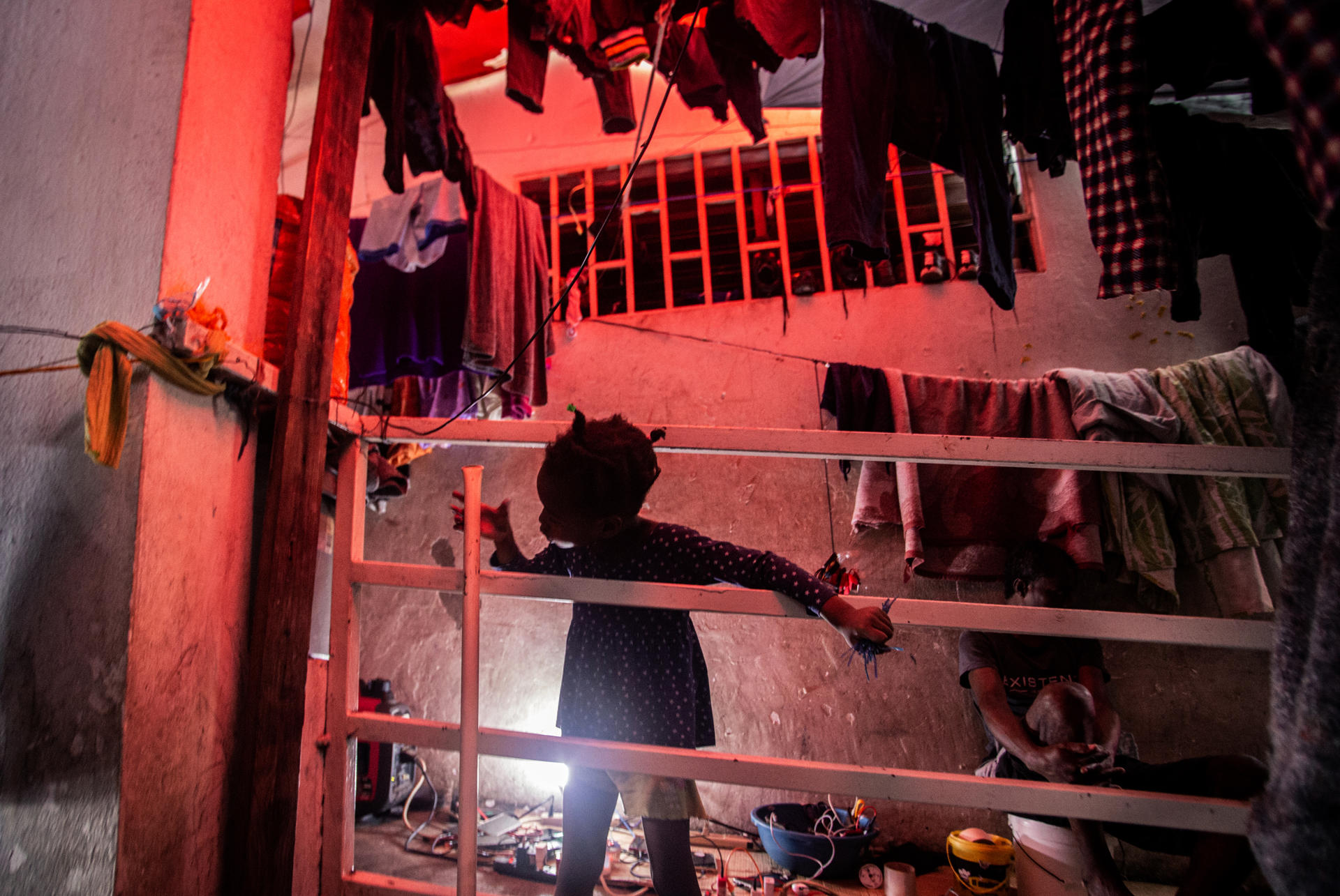 Fotografía del 14 de agosto de 2025 de un niño jugando en el campamento de refugiados de la Oficina de Protección al Ciudadano (OPC), en Puerto Príncipe (Haití). EFE/ Mentor David Lorens