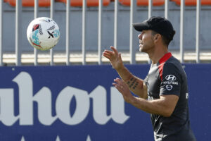 Simeone, durante el entrenamiento de este viernes. EFE/Chema Moya
