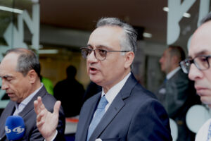 El director general de la clínica Fundación Santa Fe de Bogotá, doctor Henry Gallardo (i), habla con la prensa este lunes, frente a la clínica en Bogotá (Colombia). EFE/ Carlos Ortega