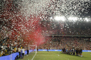 Los jugadores del Rayo celebran la victoria con la afición la clasificación para la fase liga de la Liga Conferencia, tras la victoria sobre el Neman Grodno bielorruso, en el estadio de Vallecas. EFE/Mariscal