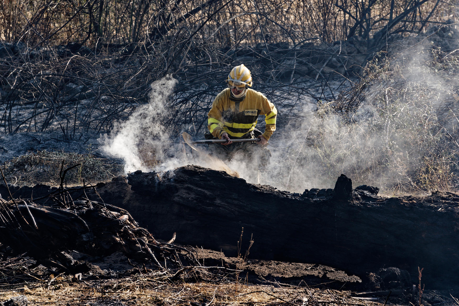 Un miembro de una cuadrilla trabaja en uno de los puntos calientes del incendio de Las Navas del Marqués (Ávila), este domingo. El incendio que el viernes se declaró en el municipio abulense de San Bartolomé de Pinares y se extendió a Las Navas del Marqués se encuentra en una situación "favorable", después de una noche en la que han seguido produciéndose "pequeñas reactivaciones" en el interior del perímetro, que han sido controladas. EFE/ Raúl Sanchidrián