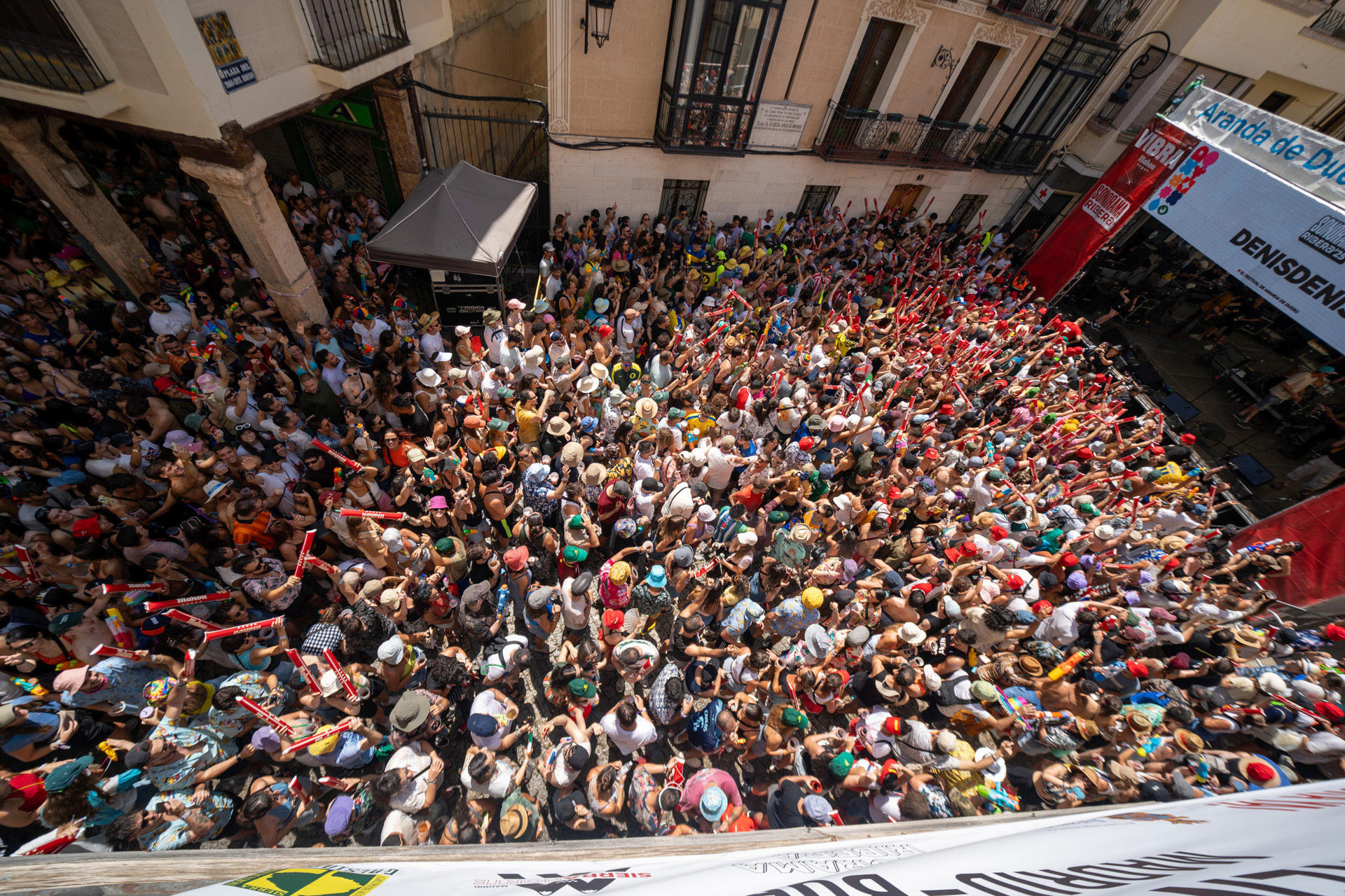 Cientos de personas celebran en la Plaza del Trigo una nueva edición del Sonorama 2025, en Aranda de Duero (Burgos). EFE/ Paco Santamaria
