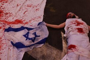 Manifestantes asisten a una manifestación fuera de la sede militar Kirya en Tel Aviv, Israel, 16 de agosto de 2025. Familias de rehenes israelíes y sus partidarios salieron a las calles pidiendo al gobierno que firme un acuerdo de liberación de rehenes y un alto el fuego. (Protestas) EFE/EPA/ATEF SAFADI
