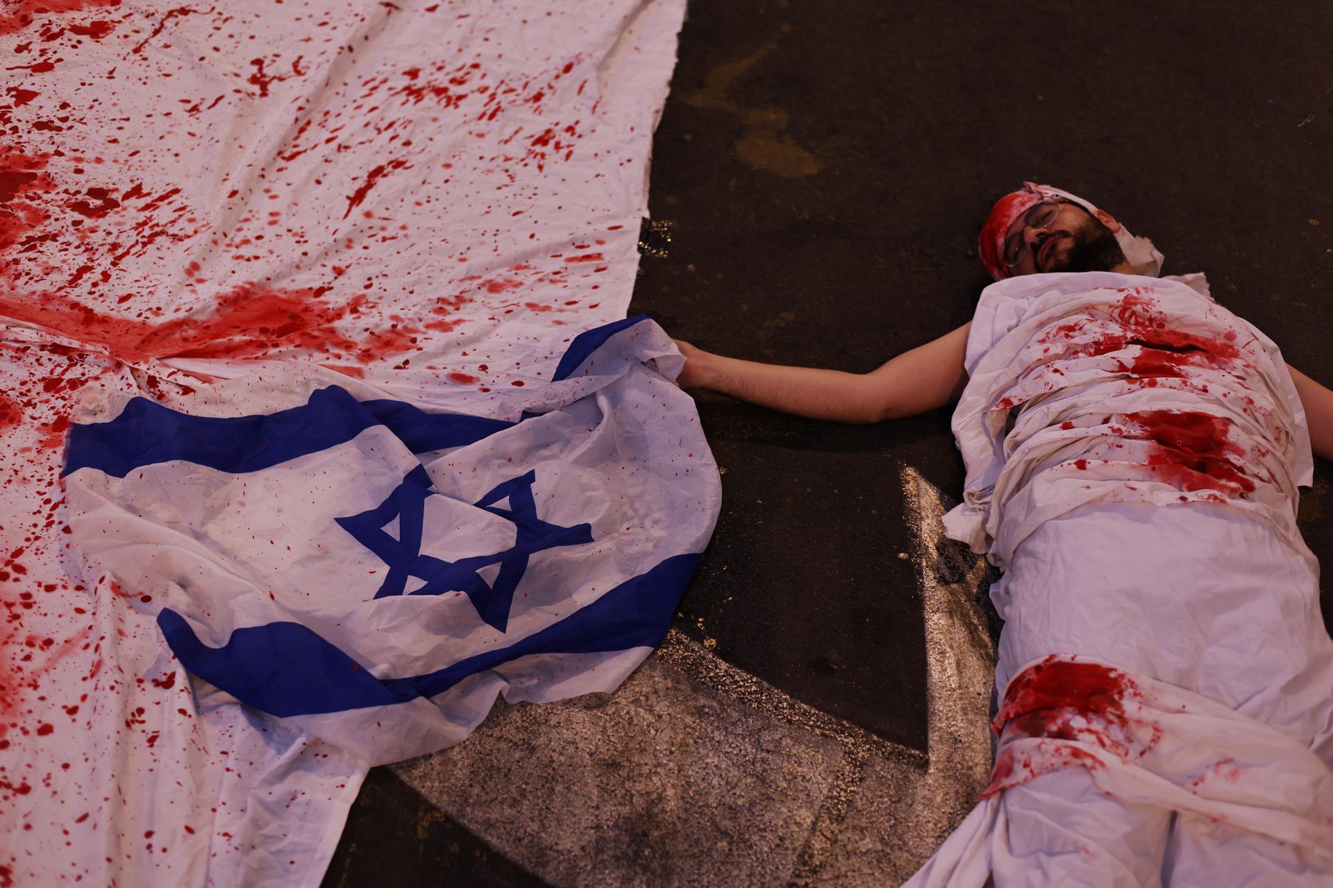 Manifestantes asisten a una manifestación fuera de la sede militar Kirya en Tel Aviv, Israel, 16 de agosto de 2025. Familias de rehenes israelíes y sus partidarios salieron a las calles pidiendo al gobierno que firme un acuerdo de liberación de rehenes y un alto el fuego. (Protestas) EFE/EPA/ATEF SAFADI