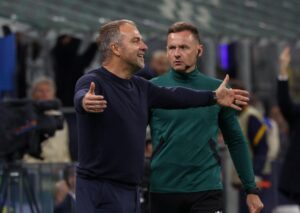 Foto de archivo del entrenador del FC Barcelona Hans-Dieter Flick, en rueda de prensa tras el partido de vuelta de las semifinales de la Liga de Campeones que Inter de Milán y FC Barcelona disputaron el 6 de mayo de 2025 en el estadio Giuseppe Meazza. EFE/Daniel Cáceres