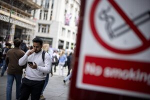 Fotografía de archivo, tomada el 30/05/2023, que muestra a un hombre caminando por una calle de Londres mientras usa un vape. EFE/EPA/TOLGA AKMEN