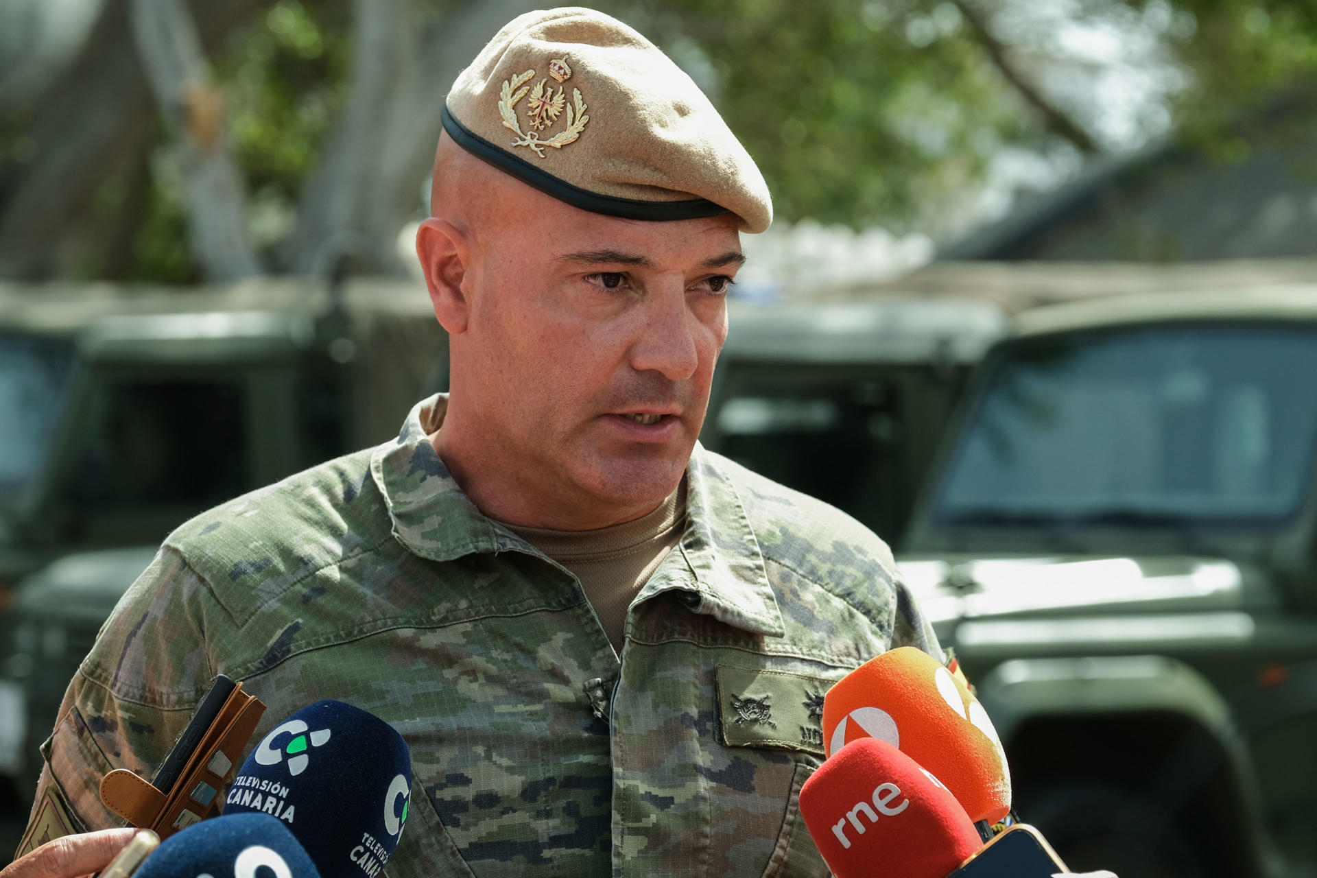 El teniente coronel Ángel Luis Noriega, segundo jefe de la Fuerza Operacional Centinela Canario, habla con la prensa este miércoles durante una visita al operativo desplegado por el Ejército para la vigilancia contra incendios en la isla de Tenerife. EFE/Alberto Valdés