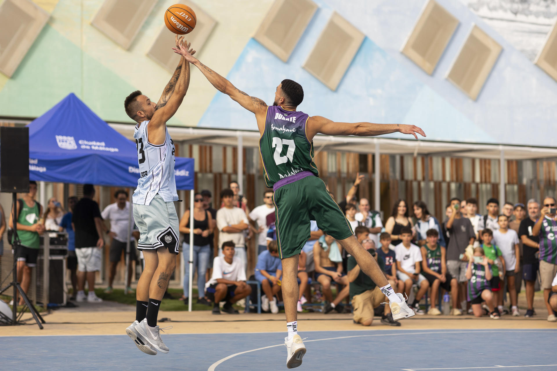 El nuevo escolta dominicano del Unicaja, Chris Duarte (d), juega un partido amistoso durante su presentación, este martes en el parque del oeste de Málaga. EFE/Carlos Díaz
