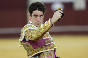 El diestro Víctor Hernández durante el festejo taurino de la Feria de Málaga celebrado hoy viernes en la plaza de toros de la Malagueta. EFE/ Jorge Zapata