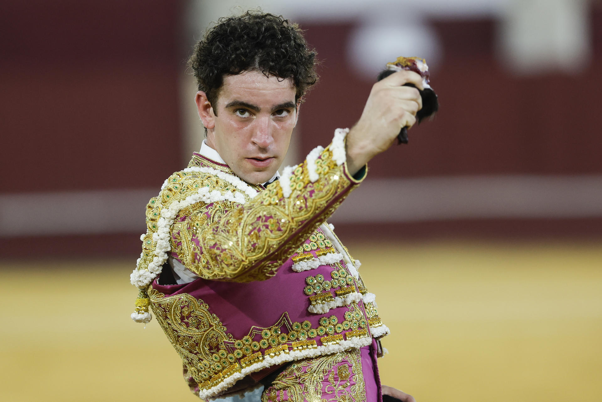 El diestro Víctor Hernández durante el festejo taurino de la Feria de Málaga celebrado hoy viernes en la plaza de toros de la Malagueta. EFE/ Jorge Zapata