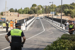El histórico puente del siglo XIX que une las localidades valencianas de Alaquàs y Torrent a través de la calle Gómez Ferrer reabre al tráfico casi diez meses después de la dana que lo destrozó. En la imagen los primeros vehículos que cruzan el puente. EFE/Manuel Bruque