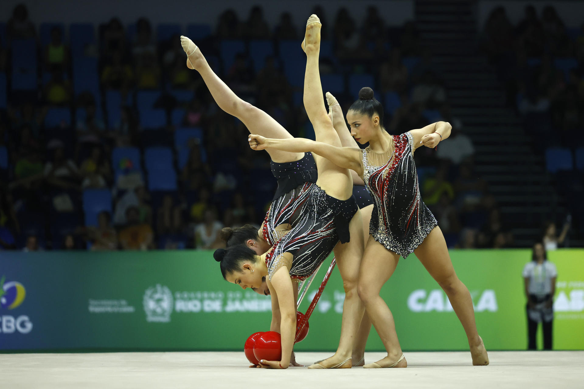El equipo de Argentina se despidió este sábado del Campeonato Mundial de Gimnasia Rítmica que termina el domingo en Río de Janeiro al terminar en el puesto 32. EFE/ Antonio Lacerda