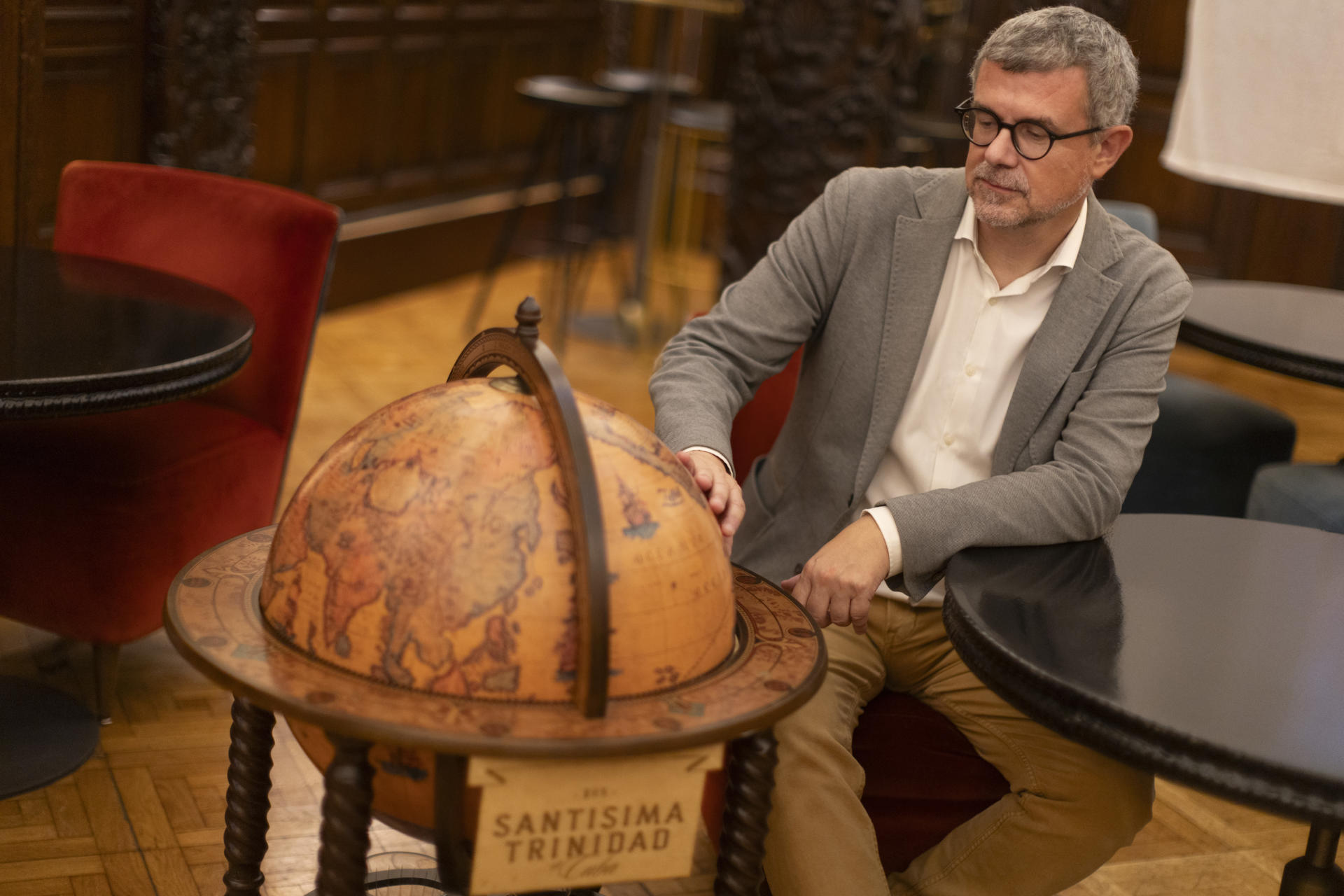 Tras el éxito de la novela 'La Hermandad del Ángel Caído', con la que obtuvo el premio Josep Pla 2024 y de la que lleva vendidos más de 20.000 ejemplares, el escritor Jaume Clotet, en la imagen, regresa este miércoles a las librerías con 'La calavera del apóstol', el segundo título de esta saga de 'thriller' histórico.EFE/ Marta Pérez