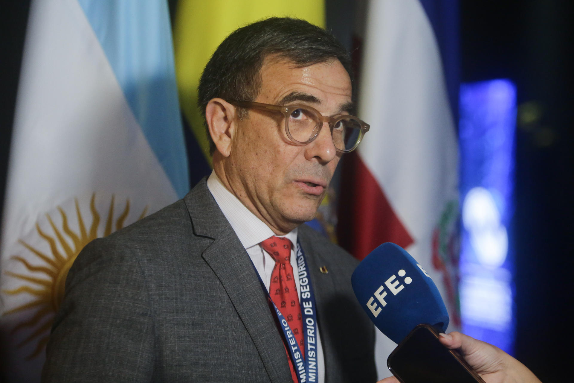 El exdirector de la Policía de Colombia el general (r) Jorge Vargas habla en la Conferencia Internacional de Drogas Sintéticas 2025, este miércoles, en Ciudad de Panamá (Panamá). EFE/ Carlos Lemos