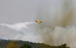 Imagen de este jueves en la que un hidroavión hace descargas en Castromil (Zamora) sobre el incendio forestal declarado en A Mezquita (Ourense). EFE/Mariam A. Montesinos