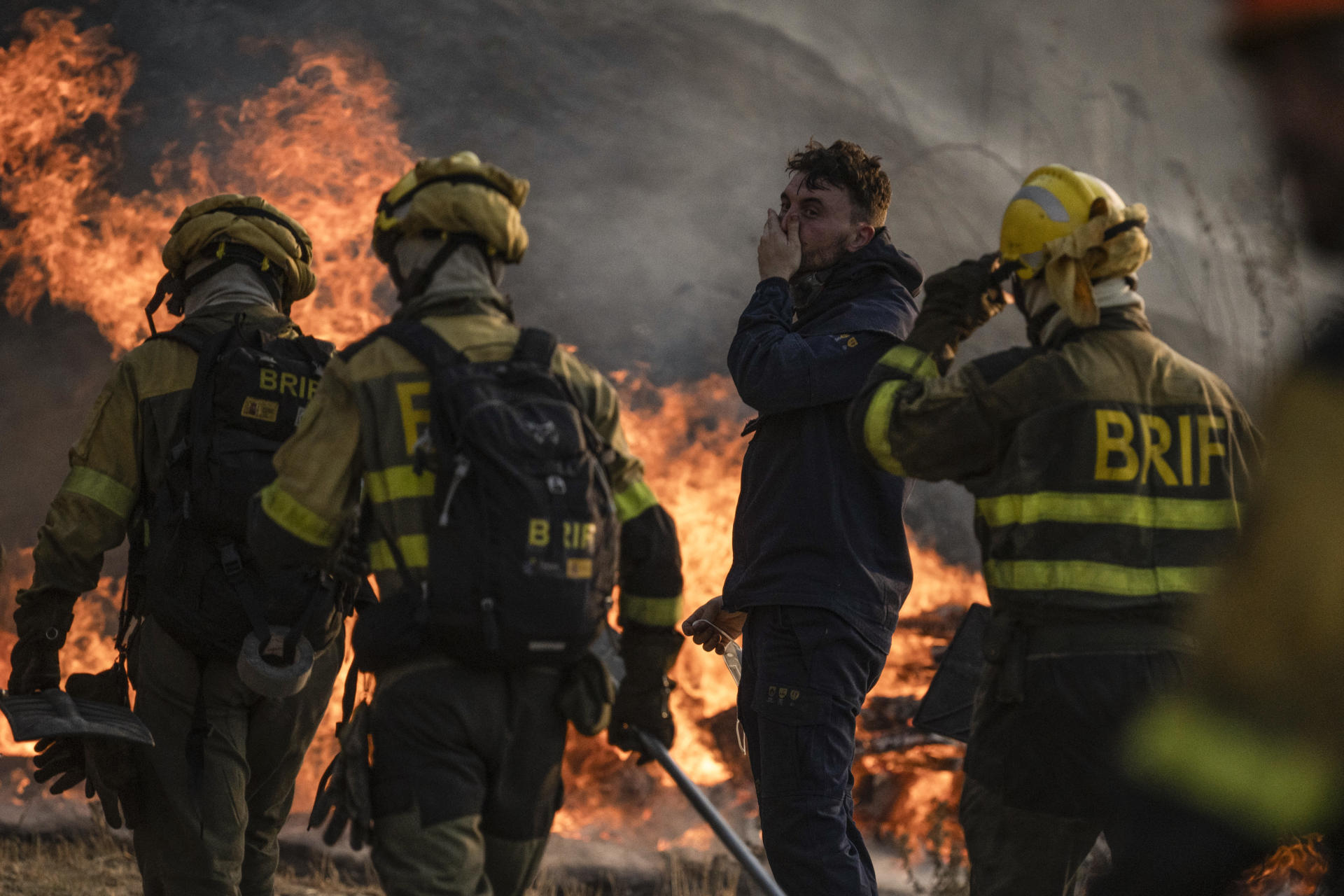Los bomberos durante las labores de extinción del incendio que afecta este miércoles al municipio de Monterrei (Ourense). EFE/Brais Lorenzo