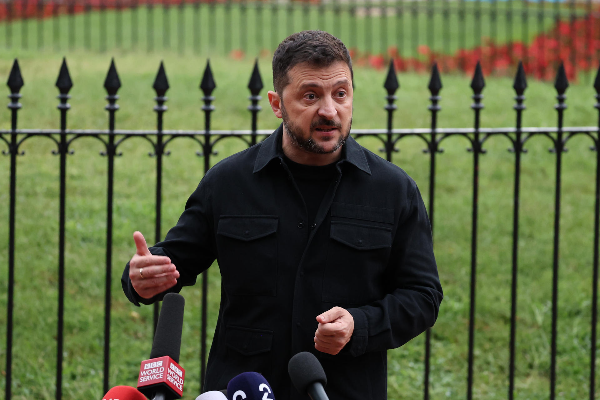 El presidente de Ucrania, Volodímir Zelenski, da declaraciones este lunes, luego de su reunión con su homólogo de Estados Unidos, Donald Trump, en Washington (EE.UU). EFE/ Octavio Guzmán