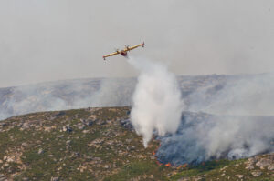 Los hidroaviones hacen descargas para intentar que el incendio de Ourense no baje la ladera y llegue a Castromil (Zamora). EFE/Mariam A. Montesinos