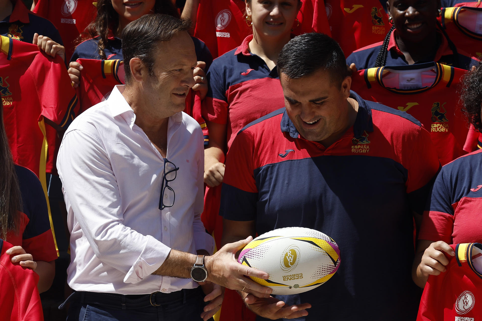 El presidente de la selección nacional de rugby, Juan Carlos Marín "Hansen" (i), junto al entrenador nacional femenino de rugby, Juan González Marruecos, tras anunciar la lista de las 32 jugadoras que representarán a España en el próximo Mundial. EFE/ Chema Moya