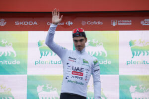 El ciclista español Juan Ayuso (UAE Emirates) viste el maillot de líder la clasificación de mejor joven en el podio tras la segunda etapa de la Vuelta a España que ha discurrido este domingo por carreteras italianas con un trazado de 157 kilómetros entre Alba y Limone Piemonte, y donde se ha producido el primer final en alto de la carrera. EFE/ Javier Lizón