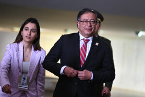 Fotografía de archivo fechada el 30 de mayo de 2023 que muestra al presidente de Colombia, Gustavo Petro, junto a la que era su jefa de Gabinete, Laura Sarabia, durante la Cumbre Suramericana celebrada en Brasilia (Brasil). EFE/ Andre Borges