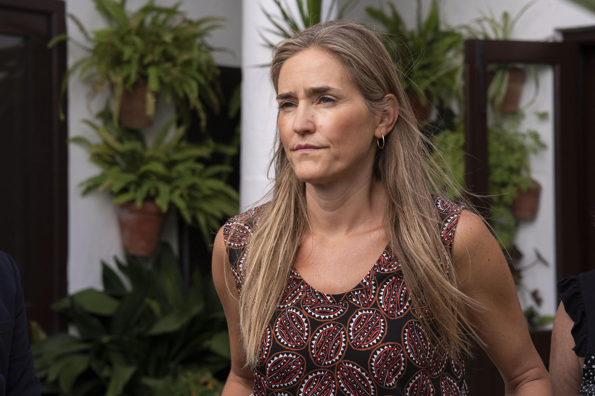 Imagen de la vicepresidenta tercera y ministra para la Transición Ecológica y el Reto Demográfico, Sara Aagesen, durante la visita realizada este miércoles a Vejer de la Frontera (Cádiz). EFE/Roman Ríos