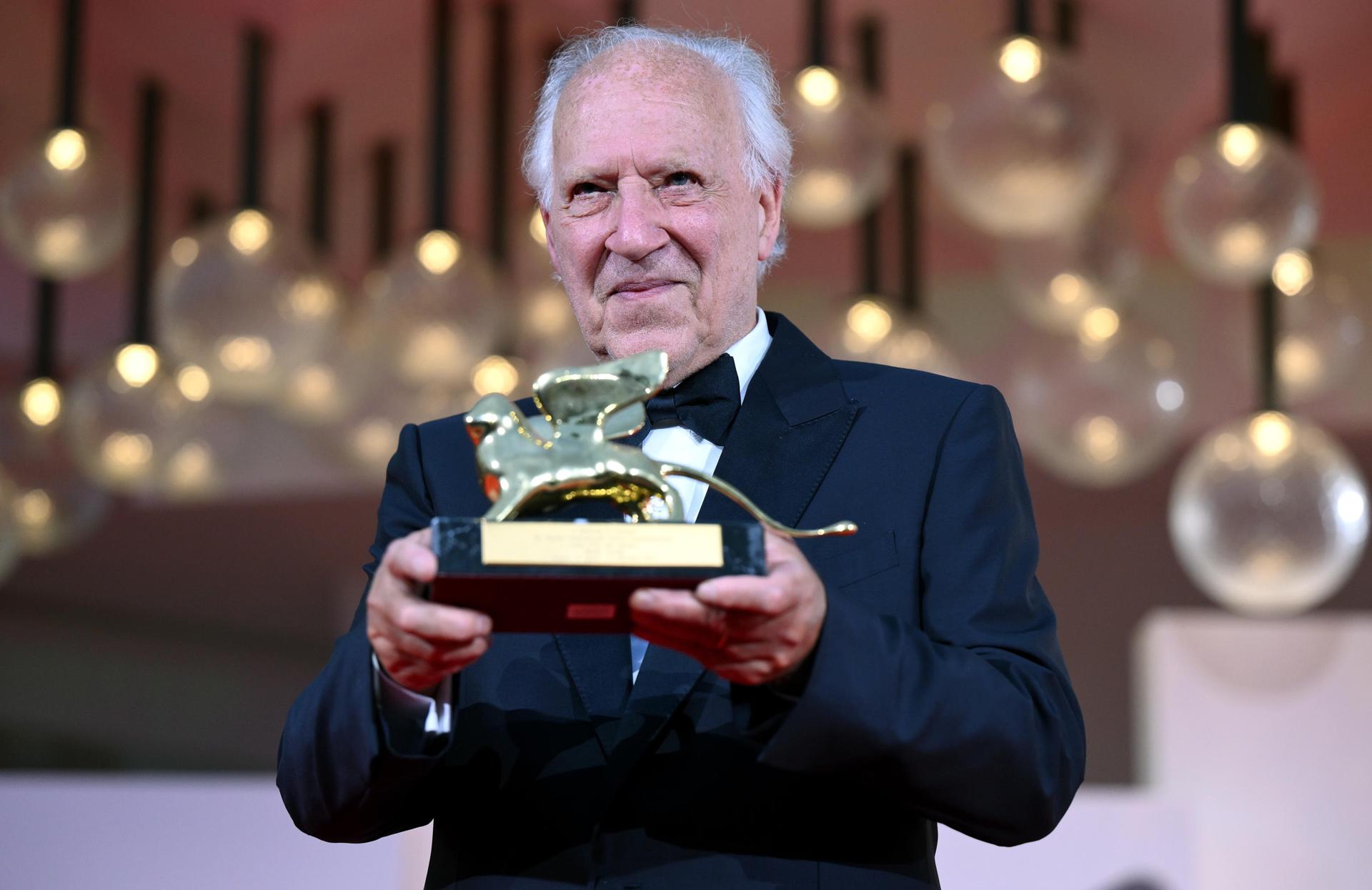 El cineasta alemán Werner Herzog posa después de recibir el León de Oro por la Trayectoria Vital durante la ceremonia de apertura y la proyección de 'La Grazia' del 82º Festival Internacional de Cine de Venecia, en Venecia, Italia, 27 de agosto de 2025. El festival de cine se lleva a cabo del 27 de agosto al 06 de septiembre de 2025. (Cine, Cine, Italia, Venecia) EFE/EPA/ETTORE FERRARI