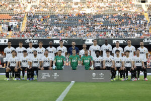 Los jugadores del Valencia posan antes del partido del Trofeu Taronja que Valencia y Torino disputan este sábado en el estadio de Mestalla. EFE/ Ana Escobar