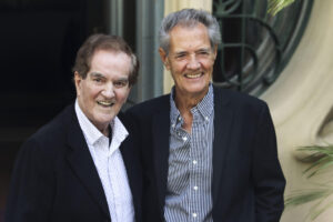 Manuel de la Calva y Ramón Arcusa (d), componentes de el Dúo Dinámico, antes de recibir la Medalla de Honor de la SGAE en reconocimiento a su carrera en el mundo de la música, en 2024. EFE/ Gema Garcia