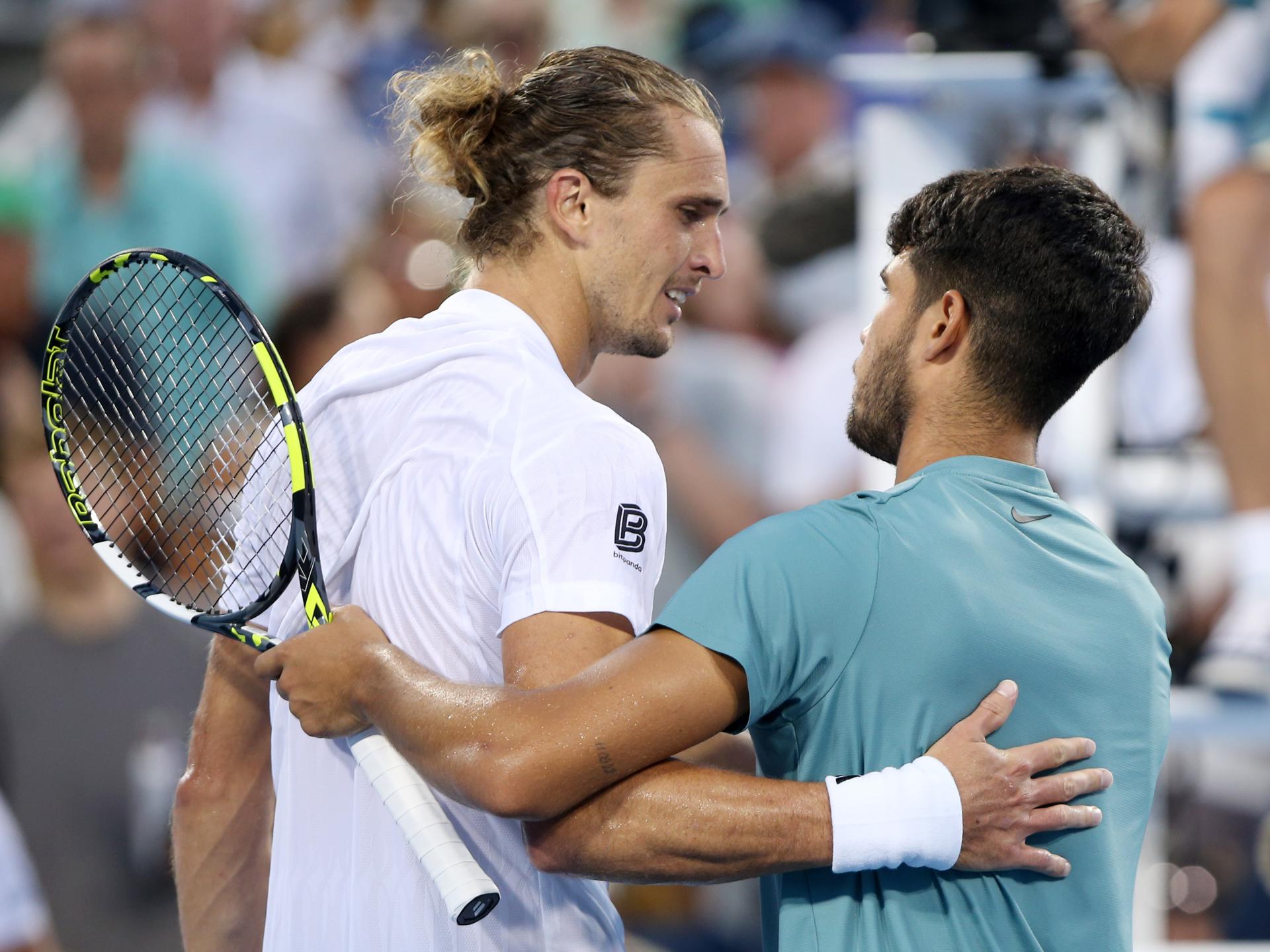 El alemán Alexander Zverev (i) se saluda con el español Carlos Alcaraz tras el partido de semifinales del Abierto de Cincinnati (EE.UU.) EFE/EPA/MARK LYONS
