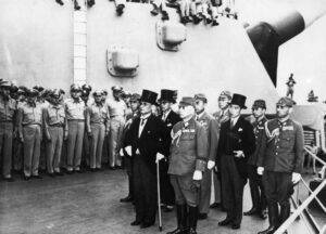 El ministro japonés de Asuntos Exteriores Mamoru Shigemitsu encabeza la delegación japonesa que se dispone a firmar la rendición incondicional de Japón en la II Guerra Mundial.  EFE/Archivo/The New York Times Photos/jgb