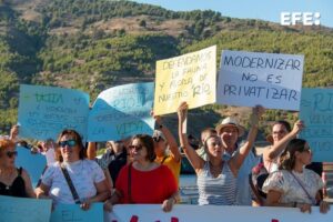 Varios centenares de personas se han concentrado en el aparcamiento de la Presa de Rules, en la costa de Granada, para mostrar su apoyo a los agricultores de la zona y defender el cauce del río Guadalfeo y sus acequias tradicionales, que están en peligro por las obras de las canalizaciones. EFE/Alba Feixas