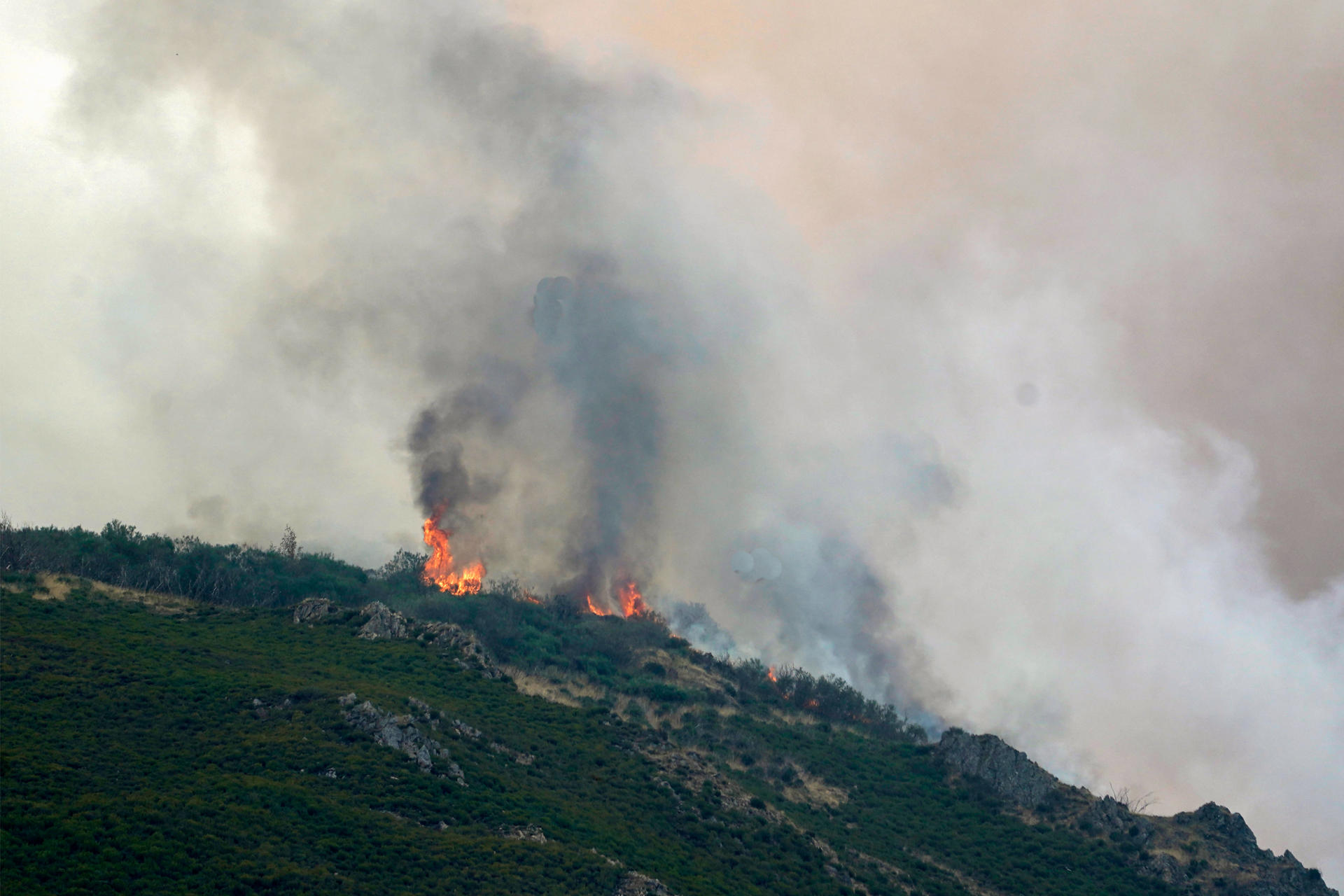 Vista del incendio este jueves, cerca a Genestoso (Cangas del Narcea). EFE/ Paco Paredes
