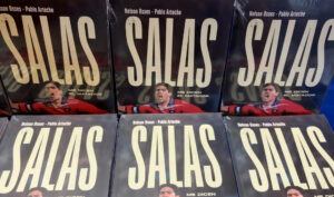 Fotografía del libro 'Salas, me dicen El Matador', en Santiago (Chile). EFE/María José Rey