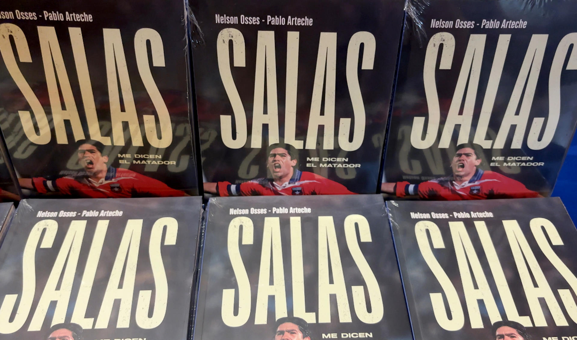 Fotografía del libro 'Salas, me dicen El Matador', en Santiago (Chile). EFE/María José Rey