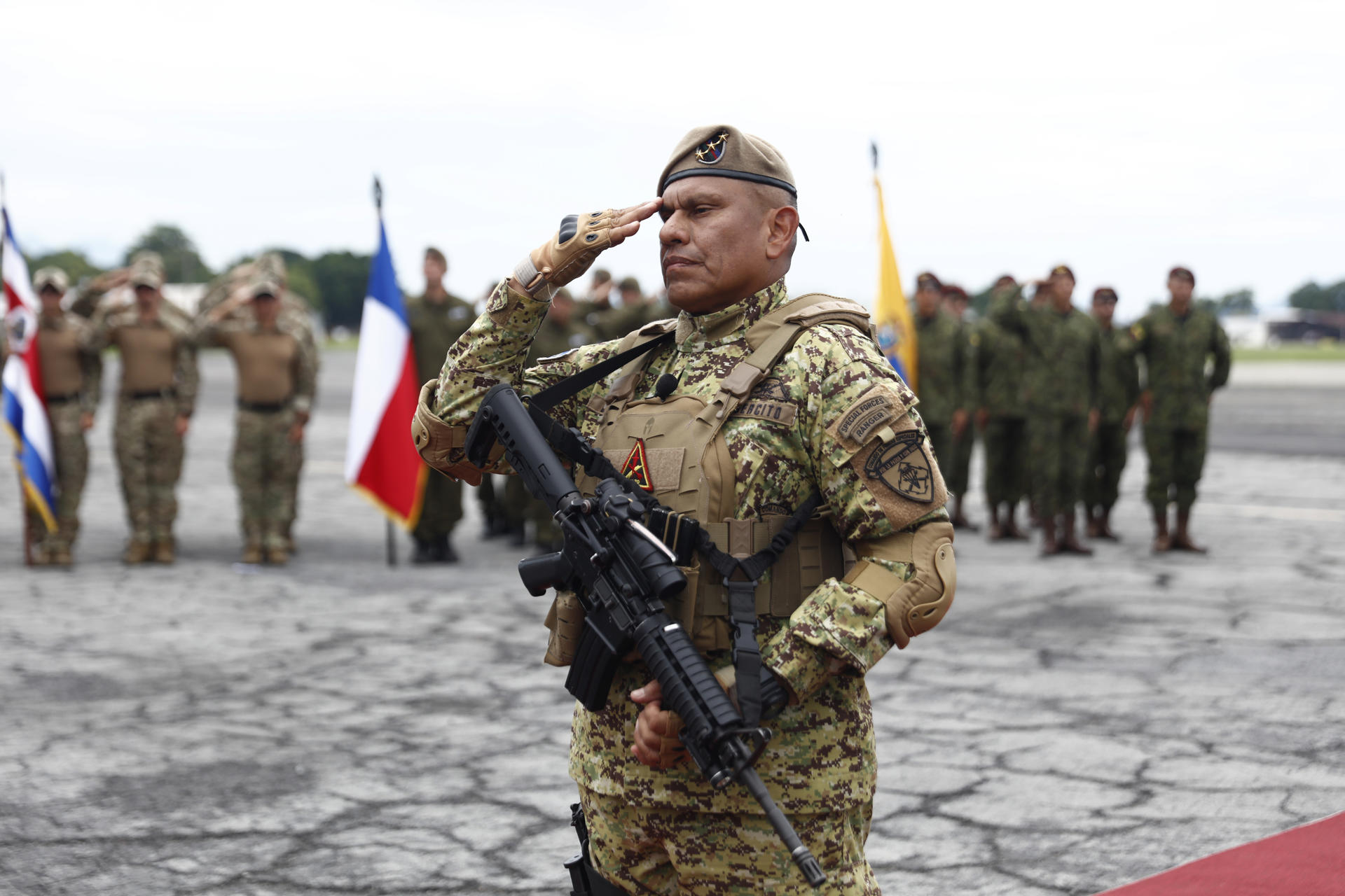 Un integrante del Ejército de El Salvador saluda durante una ceremonia militar este 29 de agosto de 2025, en Ilopango (El Salvador). EFE/ Rodrigo Sura