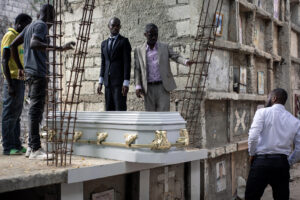 Personas asisten a un entierro en el cementerio de Fragneau-Ville en Delmas 75, el 1 de agosto de 2025 en Puerto Príncipe (Haití). EFE/ Mentor David Lorens