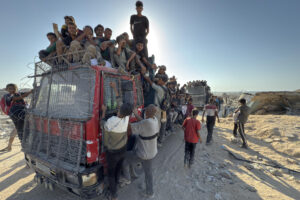ZIKIM (FRANJA DE GAZA), 07/08/2025.- Miles de personas acuden a una zona militarizada cerca del cruce de Zikim, en el norte de la Franja de Gaza, para hacerse con harina del Programa Mundial de Alimentos. Son las dos de la tarde. Bajo el calor abrasador de Gaza, miles de personas caminan kilómetros en dirección a la frontera de Zikim, en el extremo noroeste de la Franja, para intentar hacerse con harina de uno de los camiones que entran cada día por allí. Algunos vuelven cubiertos de sangre, otros muertos y, los afortunados, cargados de sacos del preciado "oro blanco". EFE/ Ahmad Awad