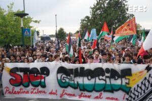 Venice (Italy), 30/08/2025.- Miles de personas participan en una manifestación en solidaridad con Gaza durante la celebración del Festival de Cine de Venecia. (Protestas, Cine, Italia, Venecia) EFE/EPA/ANDREA MEROLA