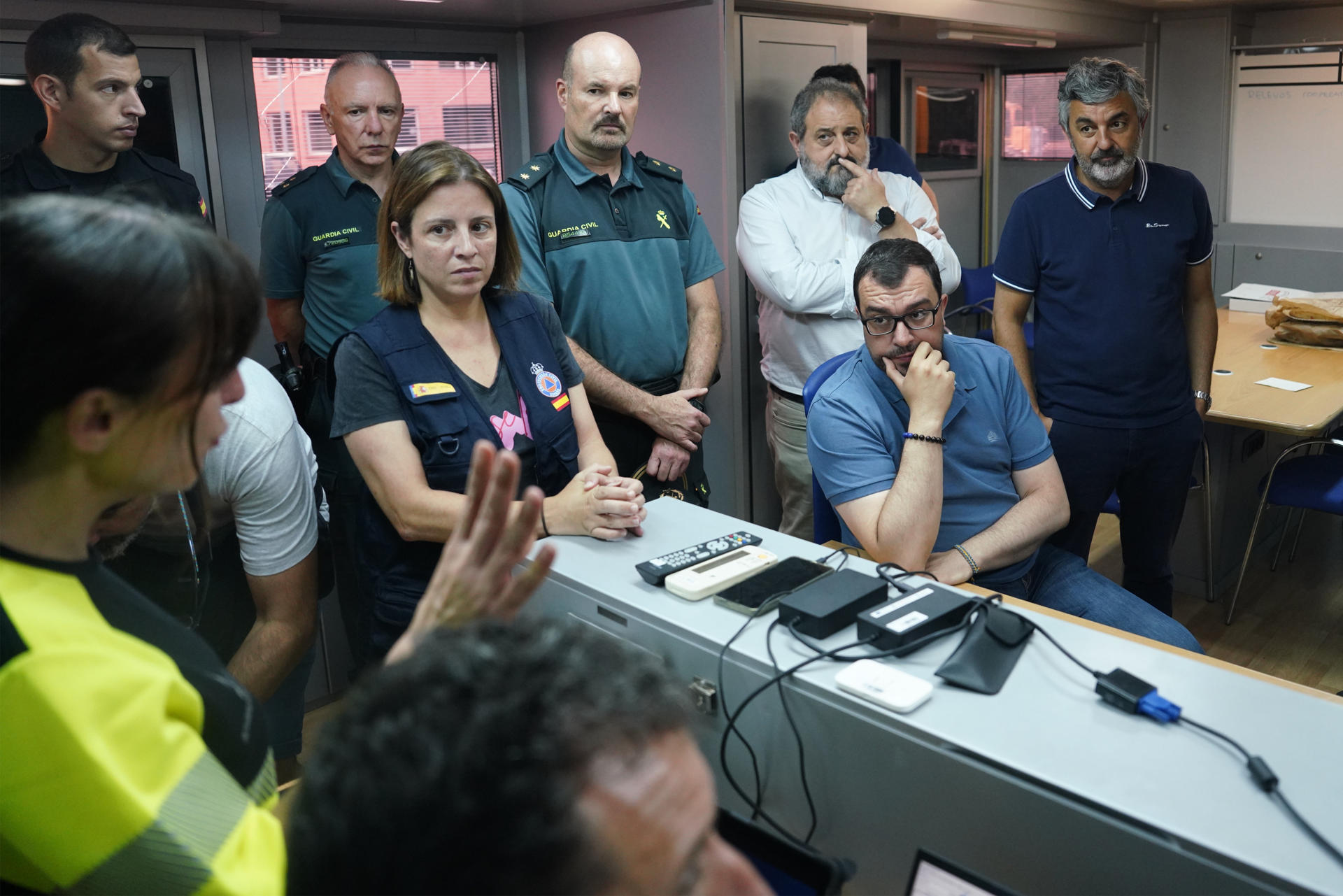 El presidente del Principado, Adrián Barbón (2d), la delegada del Gobierno Adriana Lastra (i) y el consejero de Medio Ambiente Alejandro Calvo (d) visitan este domingo el puesto de mando avanzado (PMA) en Cangas del Narcea, desde donde se coordinan las labores de extinción de los incendios que afectan a Asturias, tras reforzar el dispositivo de extinción con más medios técnicos y humanos. EFE/Paco Paredes
