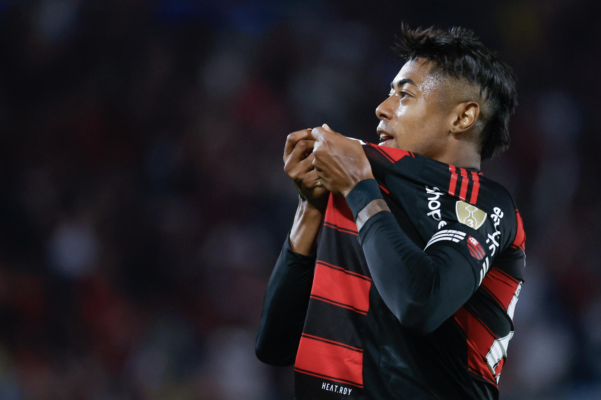 Bruno Henrique de Flamengo celebra su gol durante un partido de octavos de final de la Copa Libertadores. EFE/ Antonio Lacerda